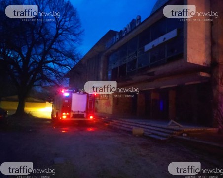 Пожар лумна в кино Космос, огнеборци са на място