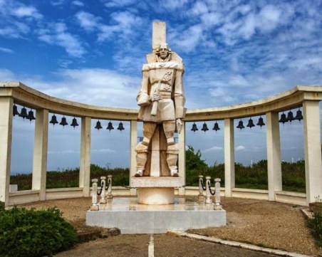 Вандали потрошиха каменните плочи на паметника на нос Калиакра