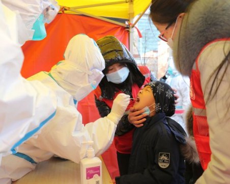 Китай съобщи за пети заразен с британския щам на COVID-19