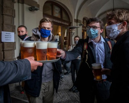 Ресторанти и пъбове в Чехия отвориха врати в знак на протест
