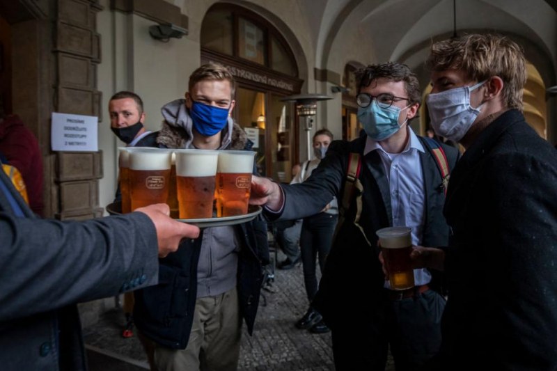 Ресторанти и пъбове в Чехия отвориха врати в знак на протест