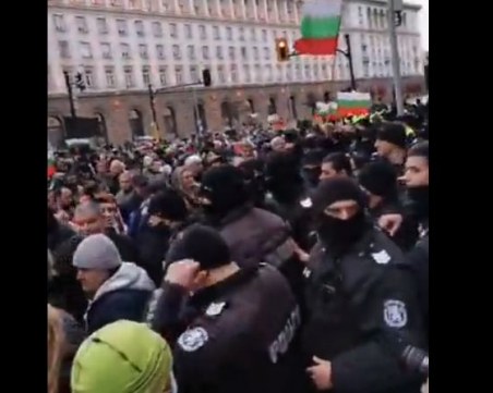 Демонстранти се опитаха да нахълтат в Министерски съвет