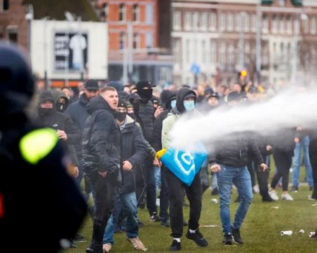 Напрежение в Амстердам! Протестиращи срещу COVID мерките влязоха в сблъсъци с полицията