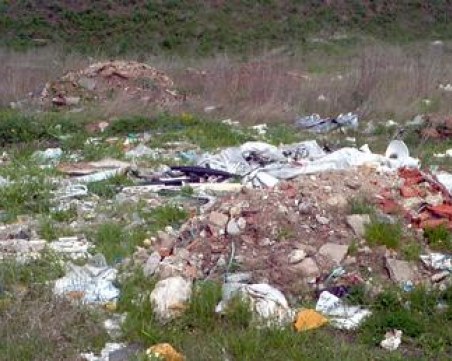 Поредно незаконно сметище край река, замърсителят е почистваща фирма