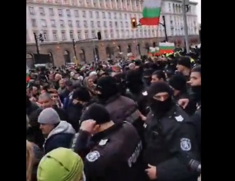 Демонстранти се опитаха да нахълтат в Министерски съвет