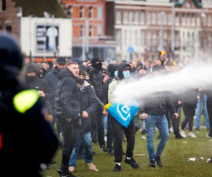Напрежение в Амстердам! Протестиращи срещу COVID мерките влязоха в сблъсъци с полицията