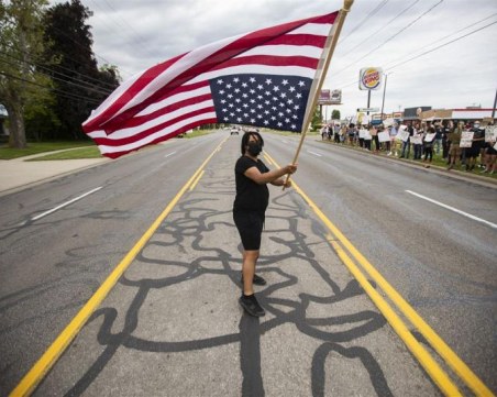 Америка е пред гражданска война, предупреждава милиардерът Далио