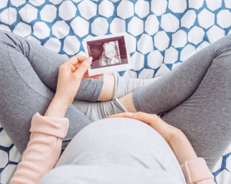 Експерти препоръчват на прекаралите COVID-19 жени да избягват забременяване в продължение на 3 месеца