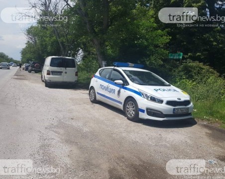 Кола се преобърна след изпреварване край Пловдив, жена е в болница