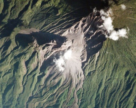 Нов рекорд: SpaceX Falcon изстреля в орбита 143 полезни товара