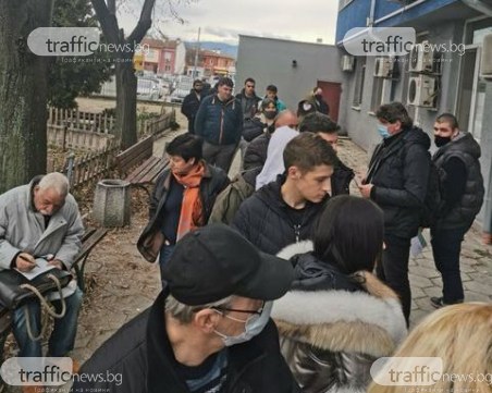 Опашки за смяна на шофьорски книжки в Пловдив! Дистанцията между чакащите - нулева