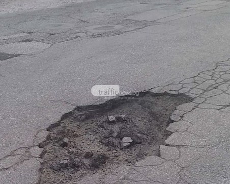 Полицията с писмо до Община Пловдив заради ямите по Рогошко шосе, кърпят го по спешност