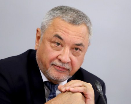 Валери Симеонов: Заведенията трябва да отворят на 4 февруари, училищата са по-рискови