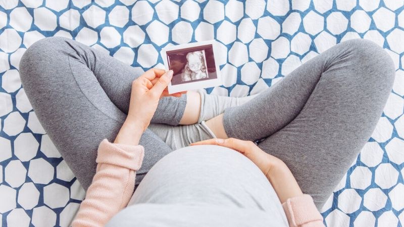 Експерти препоръчват на прекаралите COVID-19 жени да избягват забременяване в продължение на 3 месеца