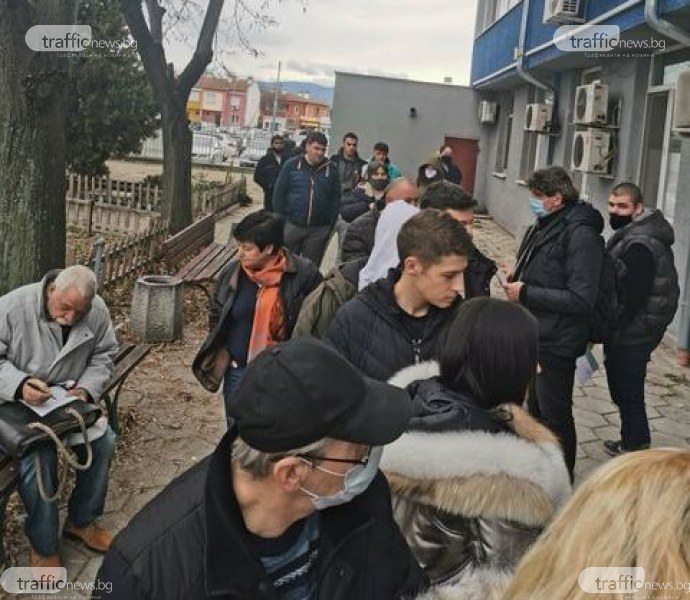 Опашки за смяна на шофьорски книжки в Пловдив! Дистанцията между чакащите - нулева