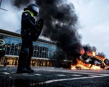 Бунт в Нидерландия! Демонстранти хвърлят камъни по униформени, над 100 души - в ареста
