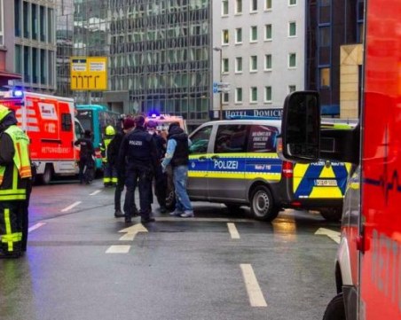 Хаос във Франкфурт, няколко души са ранени при нападение с нож
