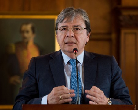 Министърът на отбраната на Колумбия почина от COVID-19