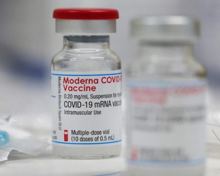 СЗО предупреждава: Бременните жени не трябва да получават ваксината Moderna