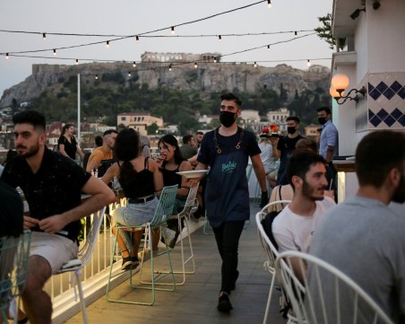 В Гърция забраняват събирането на повече от 100 души на открито