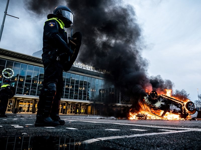 Бунт в Нидерландия! Демонстранти хвърлят камъни по униформени, над 100 души - в ареста