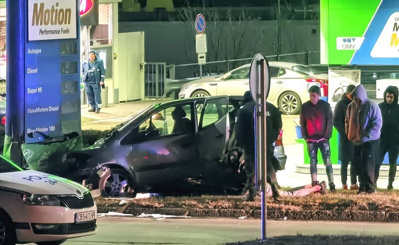 Тежка катастрофа в София: Кола се заби в бензиностанция, трима пострадаха