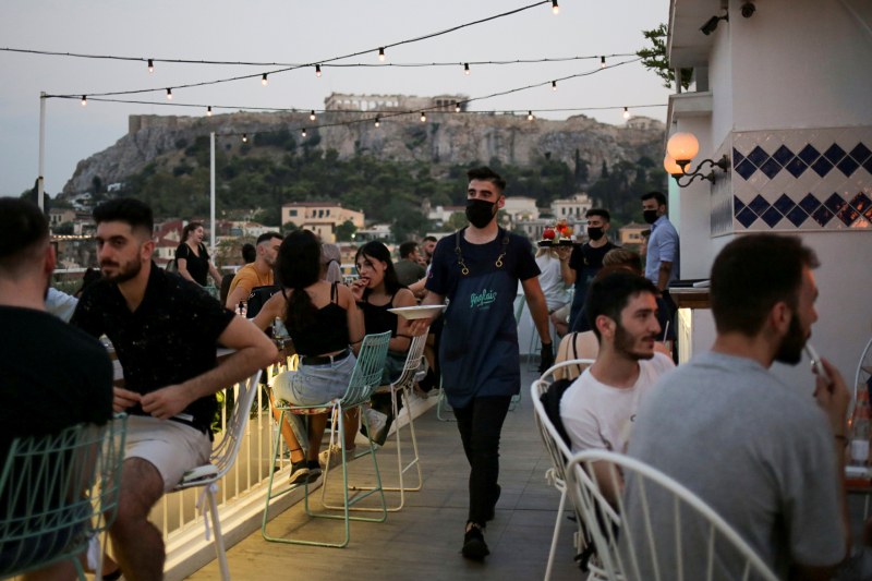 В Гърция забраняват събирането на повече от 100 души на открито