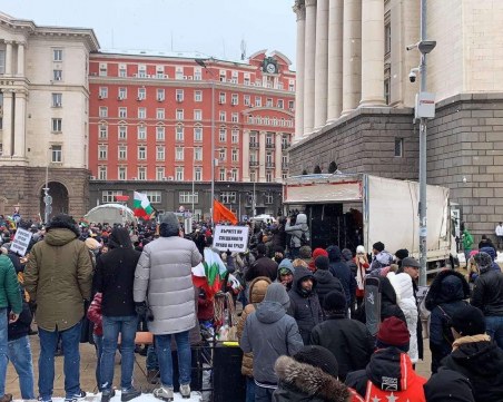 Пред Министерски съвет: Политиците си получават заплатите, а на нас ни казват да стискаме