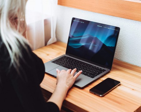 Заради Covid-19: покупките на лаптопи нараснали с 18,3%, търсят се по-висок клас стоки