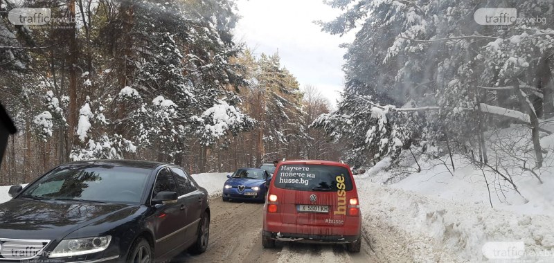 Кола закъса край Връховръх, пожарникари помогнаха с лекарства на пътник