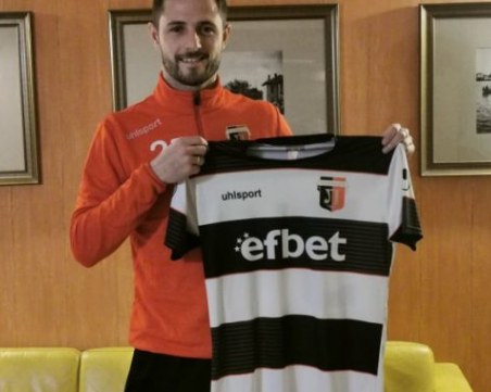 Локо подписа с Конър Руан