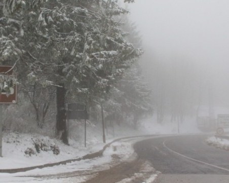 Пуснаха движението в прохода Шипка, пътят е опесъчен