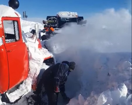 Започна спасителна операция на Белмекен! Метри сняг превзеха пътя