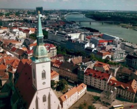 Българка в Словакия: Забранено и излизането от дома, трябва тест дори за работа