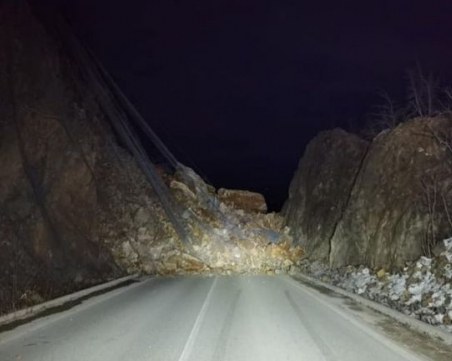 Искърското дефиле остава блокирано заради свлачище