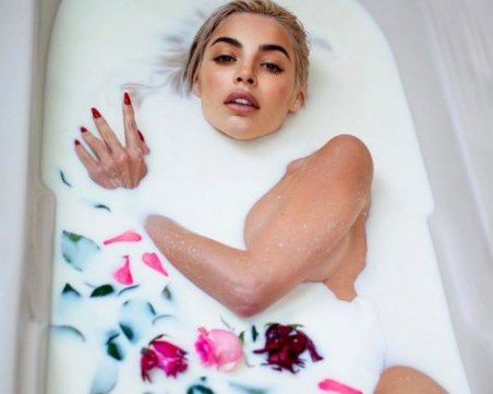 Мегз по стъпките на Клеопатра: Потопи се във вана, пълна с мляко и рози