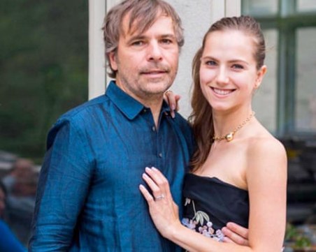 Милионерско семейство пререди десетки възрастни хора, за да получи ваксина срещу Ковид-19