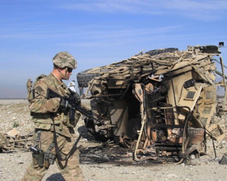 Кола бомба уби 14 войници в Афганистан