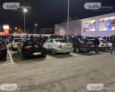 Полицията щурмува паркинг на Кауфланд в Пловдив