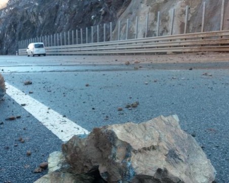 Свлачище блокира платно от магистрала 