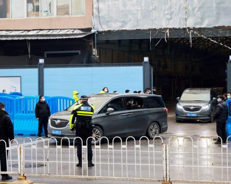 Екипите на СЗО на пазар в Ухан