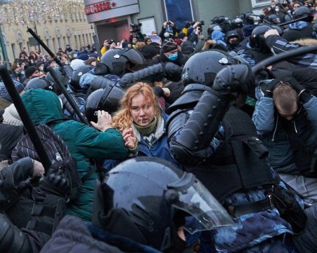 Над 2700 арестувани в Русия! Полицаи блокираха центъра на Москва