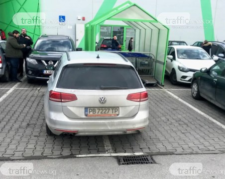 Шофьор, паркирал на две места в Пловдив: Гледай си работата