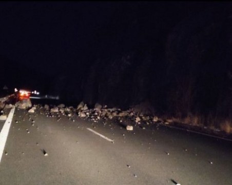 Ударена е кола при снощното свлачище на магистрала 