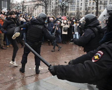 Захариева: Осъждаме насилието по време на протестите в Русия