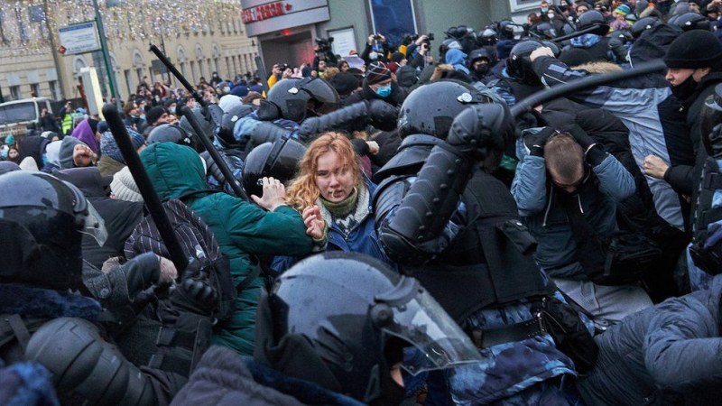 Над 2700 арестувани в Русия! Полицаи блокираха центъра на Москва