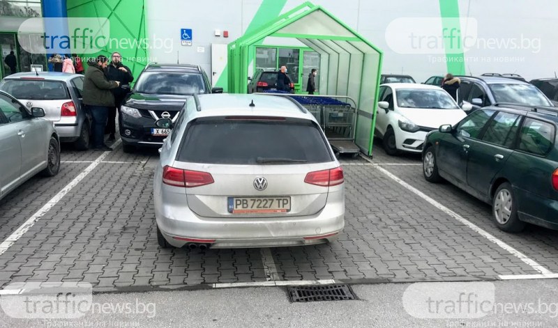 Шофьор, паркирал на две места в Пловдив: Гледай си работата