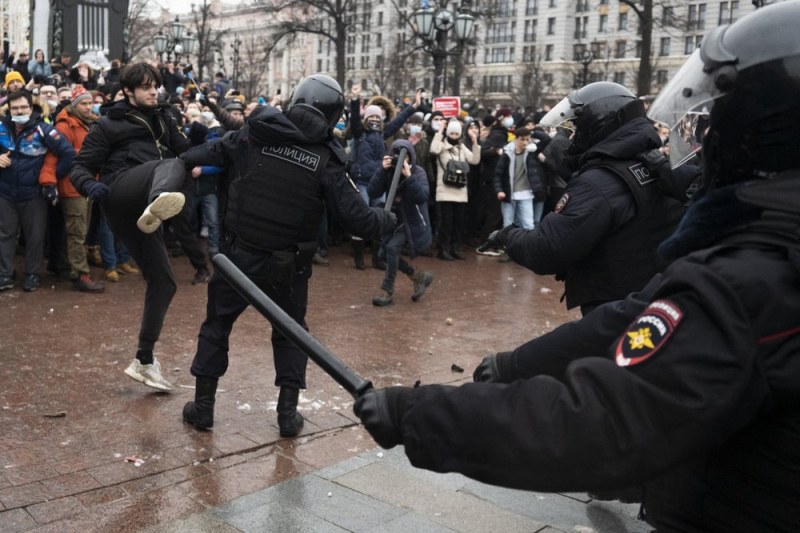 Захариева: Осъждаме насилието по време на протестите в Русия