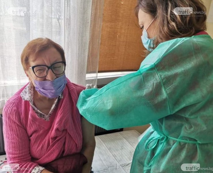73-годишната Емилия Желева е първата ваксинирана в Дома за възрастни в Пловдив