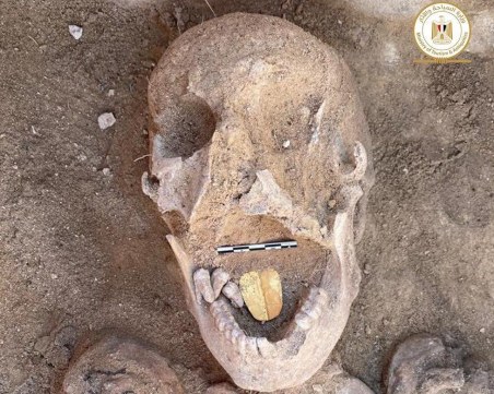 Древни мумии със златни езици откриха в Египет